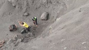 Строительство, шахтёры разбивают камни