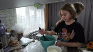 Девчонки занялись уборкой.То дождь,то солнце.Готовим панкейки.Уютный влог 6.04.2025