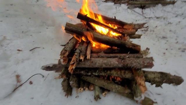 Костёр зимой. Как разжечь костёр с помощью огнива. смотреть онлайн