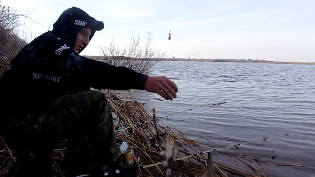 Карась попер. Первая рыбалка на карася 2018. Рыбалка на донку. смотреть онлайн