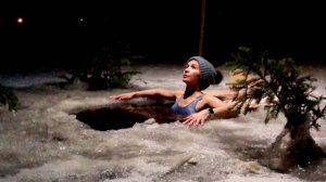 Купание в проруби в тихий февральский вечер