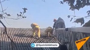 В Сухуми загорелась кровля бывшего кожзавода