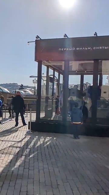 Космический аппарат из кинофильма "Вызов" у стен Московго Кремля на Манежной Площади в Москве