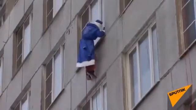 Дед Мороз с крыши как в одной из больниц Москвы поздра?