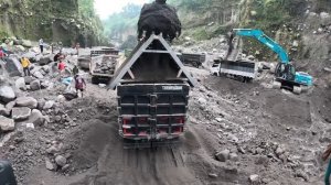 Строительство, экскаватор копает песок