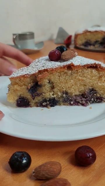 Humedo y suave queque de harina de almendras y 🫐! visita mi canal para ver toda la receta ☕️ #short смотреть онлайн