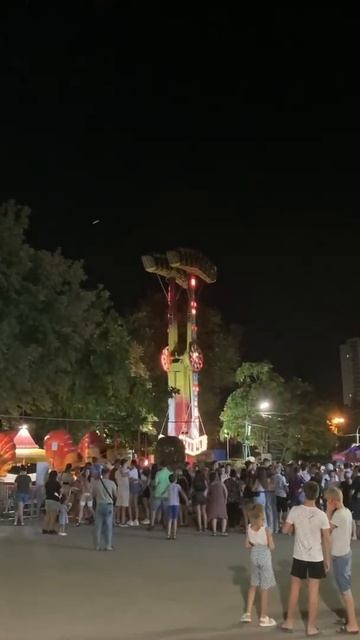 В Горпарке Саратова снова остановился аттракцион "Камикадзе": горожане зависли вниз головой