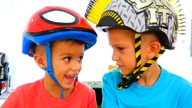 Влад и Никита играют с монстртраками 👁