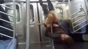 Девушка соблазняет парня в метро