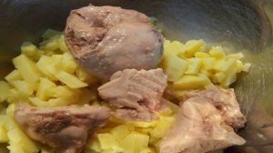 Салат из печени  трески с зеленым  горошком