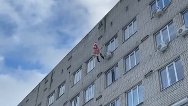 Дед Мороз спустился с крыши