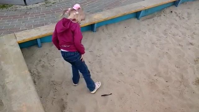 Брат и сестра катаются с горки смотреть онлайн