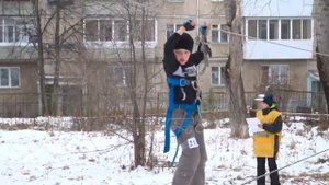 Школьники освоили навесную переправу и параллельные перила