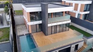 Почти в центре города Сочи есть роскошный коттедж с бассейном. Современный стиль дома