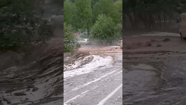 Град и ливень в Бурятии размыли дорогу смотреть онлайн