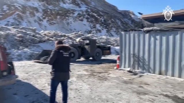 Осмотр следователями места обрушения на шахте в Амурской области
