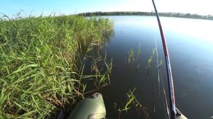 Рыбалка на поплавок с лодки  Карась на червя