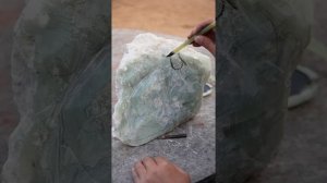Залипательное видео! Китайский ремесленник показал, как создает статуэтки из цельного куска нефрита