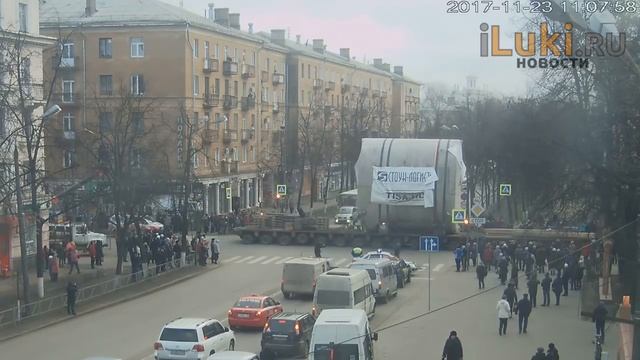 Проезд 220-тонного автопоезда через центральный перекресток Великих Лук смотреть онлайн