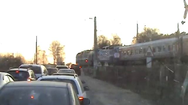 Электропоезд ЭР2Т-7147 и электровоз ЧС7 с поездом