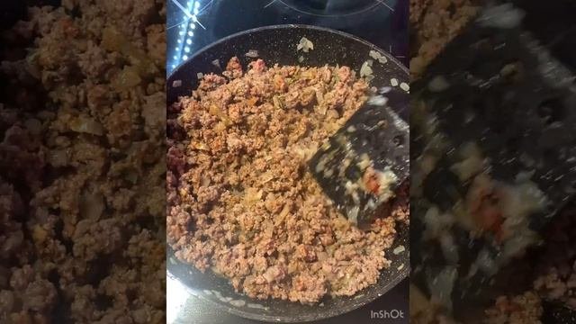 Макароны по-флотски с фаршем в одной сковороде.
