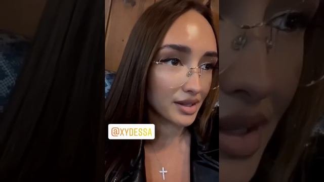 В Одессе парковщик ставит машины на тротуар и выкидывает квитанции о штрафе