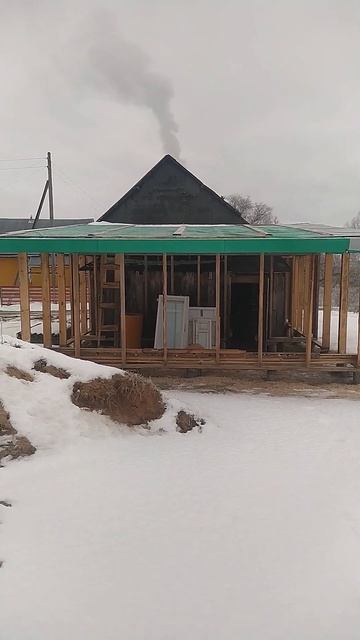 Подшил карнизы мастерской, укрыл крышу баннером, купи? смотреть онлайн