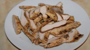 Салат из айсберга, куриного филе и помидоров