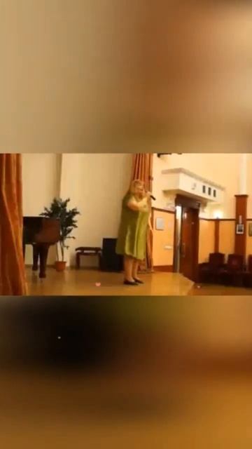 "Дождь стучит с утра по крыше..."поёт Автор-Надежда Митр смотреть онлайн