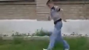 чел прыгнул с крыши и начал дэнсить