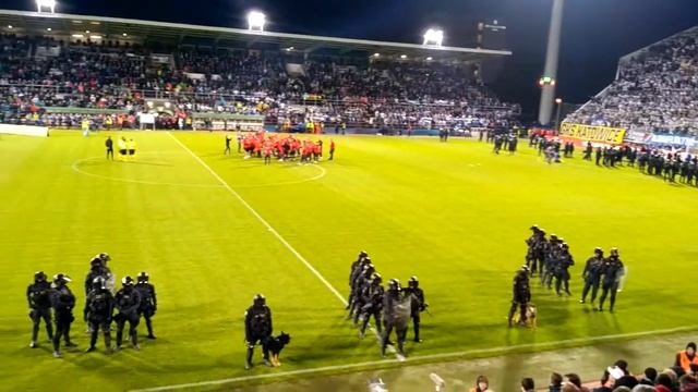 Полиция вышла на поле в финале кубка Чехии смотреть онлайн
