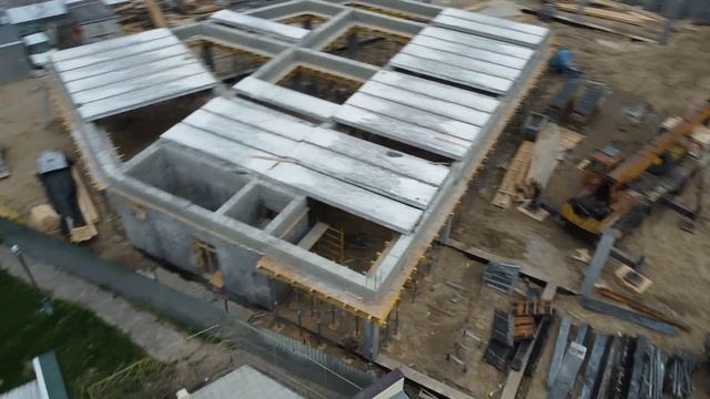 Новая Каховка стройка нового АТБ на вокзале ,работа кипит смотреть онлайн