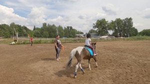 Варя.  Первое занятие по верховой езде на лошади.