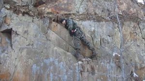 Спуск при помощи жумара со скалы.