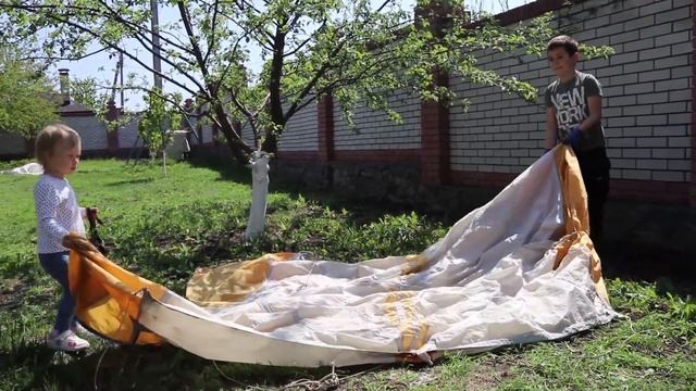 Дети решили пойти в поход.Собираем палатку