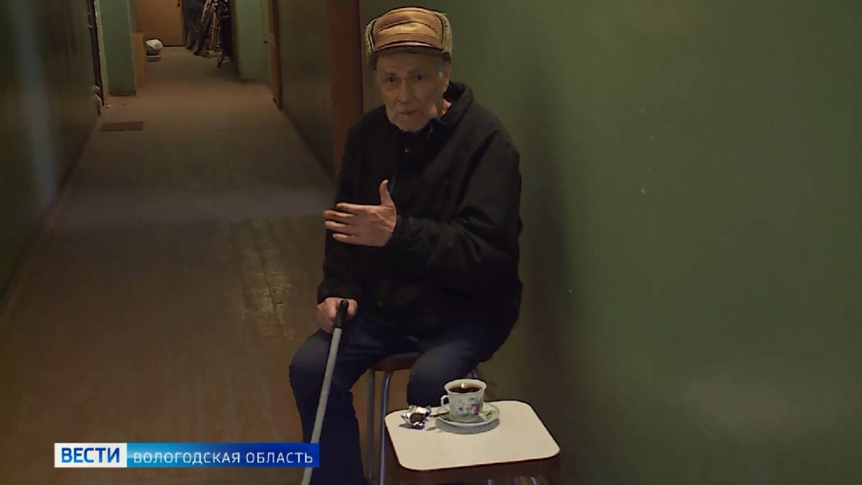Пожилой мужчина больше месяца живёт в подъезде одного из домов на улице Ильюшина в Вологде
