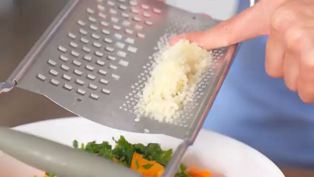 ВОТ ТАК нужно готовить БАКЛАЖАНЫ! ОЧЕНЬ вкусный, простой салат из баклажанов, помидоров и перца смотреть онлайн