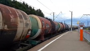 Тепловоз 2ТЭ116-1710 "БалтТрансСервис" с Наливным поездом. Платформа "Новопетровская".