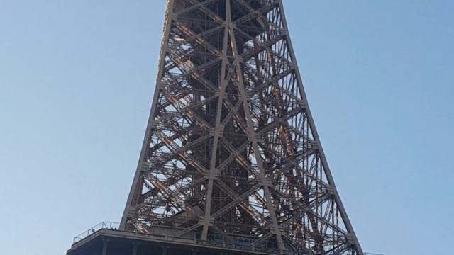 Эйфелевая башня с близкого расстояния, 4 мая 2018 года смотреть онлайн