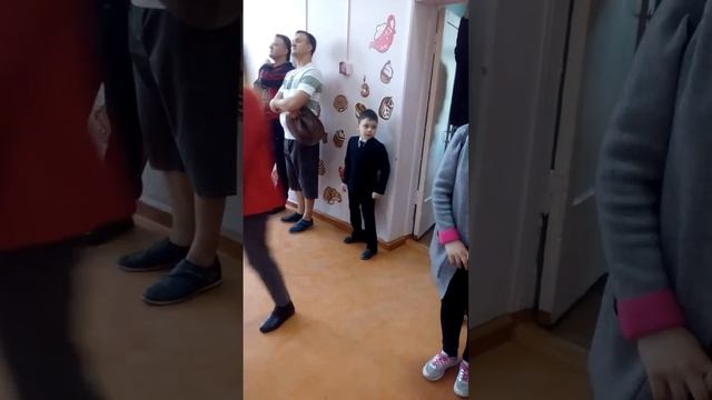 г. Омск, «СОШ №30» ребёнок очень рад «последнему звонку» смотреть онлайн