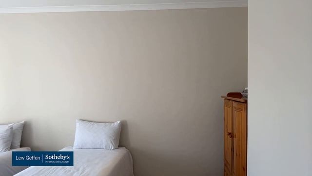 Safe and stylish modern cluster in Bedfordview. Lew Geffen | Sotheby's International Realty смотреть онлайн