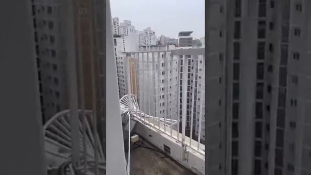 как я сломал перила, такое ощущение, что они из жести б? смотреть онлайн