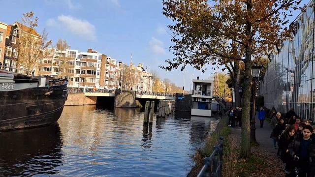 Разводные мосты Амстердама и скученный косячек.