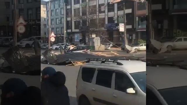 Две женщины пострадали во время урагана из-за падения смотреть онлайн