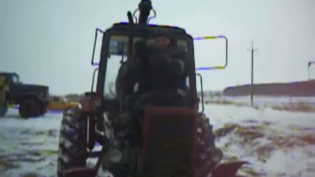 Трактор на монтаже линии электро-передачи.