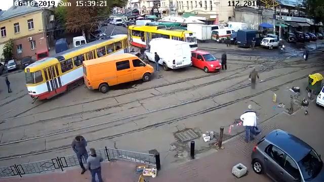 В Одессе пассажиры трамваев 2 часа переставляли с места на место преграждавшее путь авто.