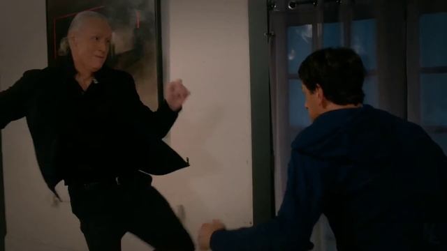 Cobra Kai // Blood In The Water смотреть онлайн