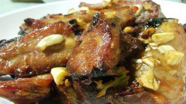 Свиные ребрышки с хрустящей чесночной корочкой