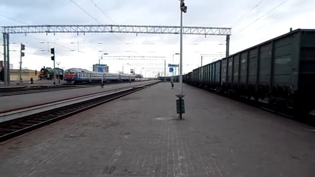 2ТЭ10М-3551 следует с грузовым поездом,ст.Жлобин-Пасс,5.12.2015г смотреть онлайн