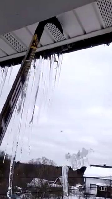 Сосульки и наледи на крышах. Зима 2022 смотреть онлайн